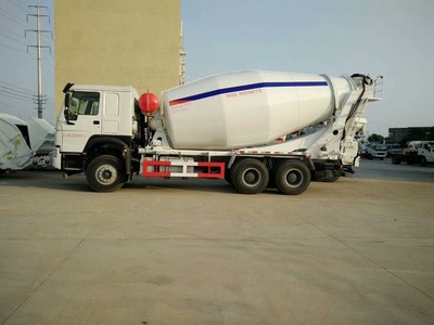 重汽豪沃380馬力三軸15方攪拌車現(xiàn)僅售39萬，性價比之選